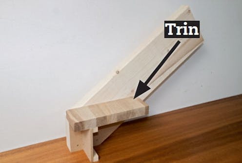 Byg selv trappe: Første trin limes og skrues fast på vangen Byg selv trappe: Første trin limes og skrues fast på vangen